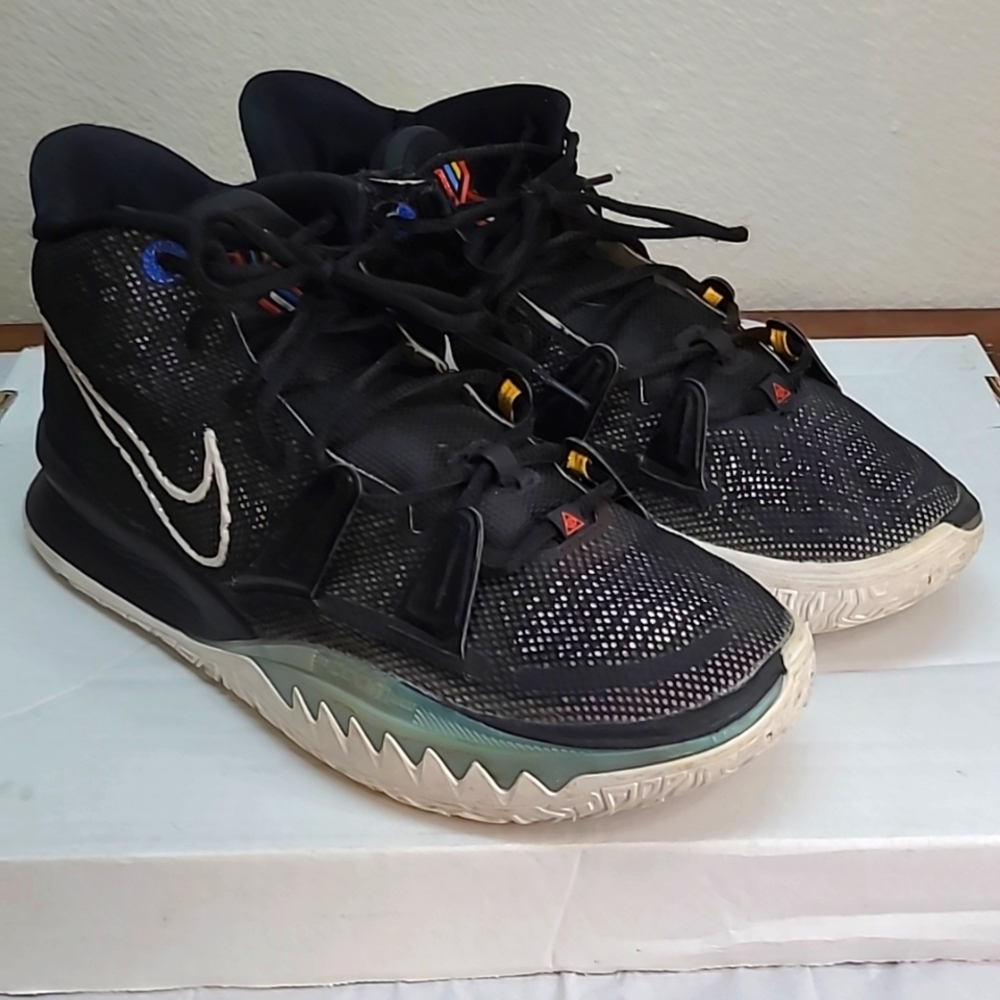 Nike Kyrie 7 Brooklyn basketball shoes size 10.5